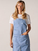 tablier Cumbia denim clair porté par Ophélie