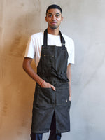 tablier Cumbia denim porté par Nesta