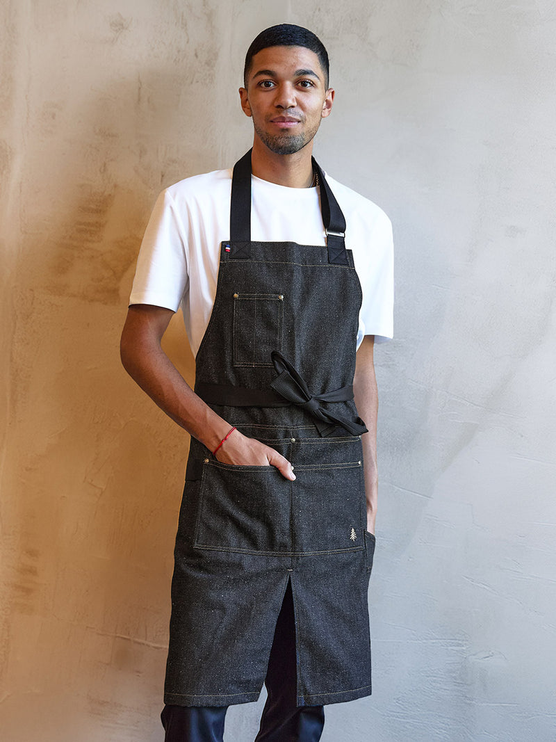 tablier Cumbia denim porté par Nesta