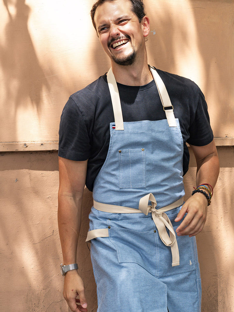 tablier Cumbia porté dans les rue de Rom par Juan