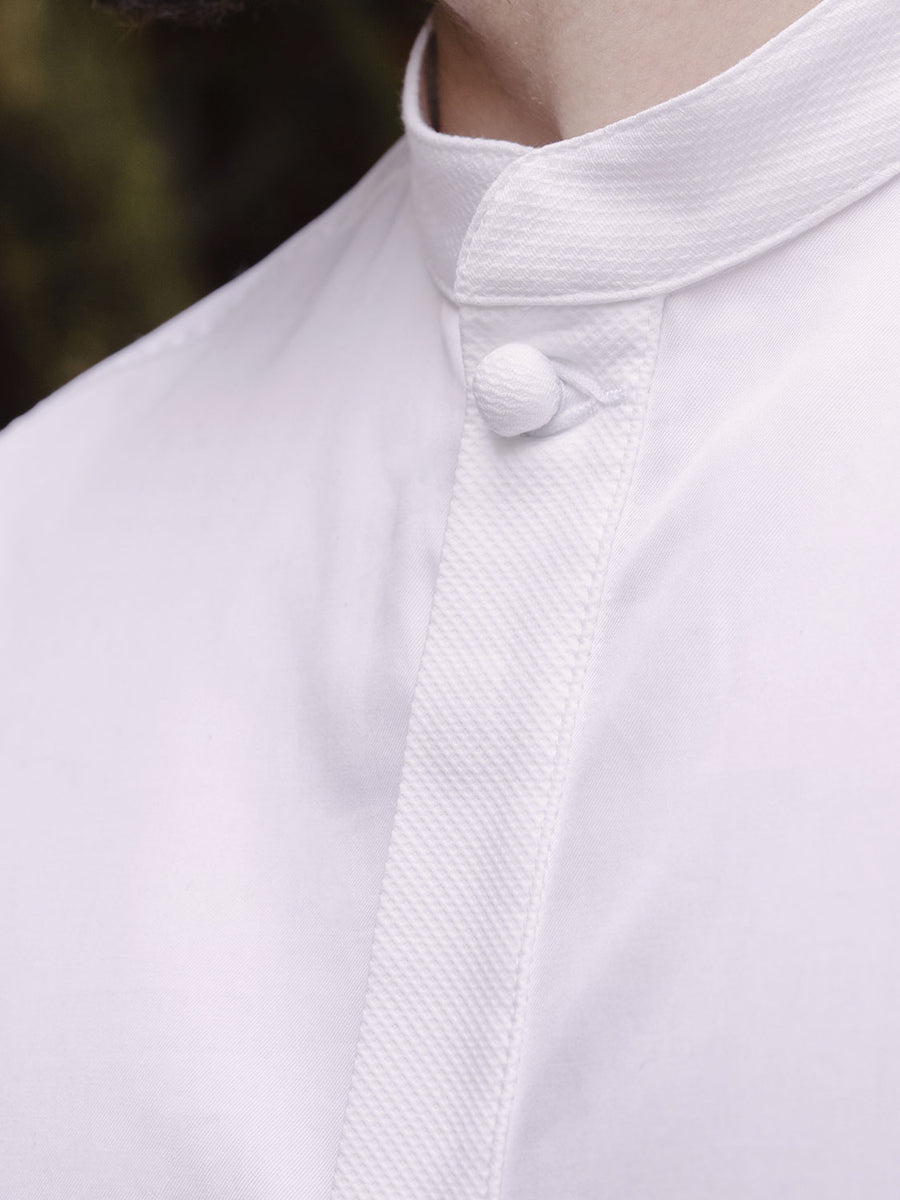 le bouton de col de la veste Elegance