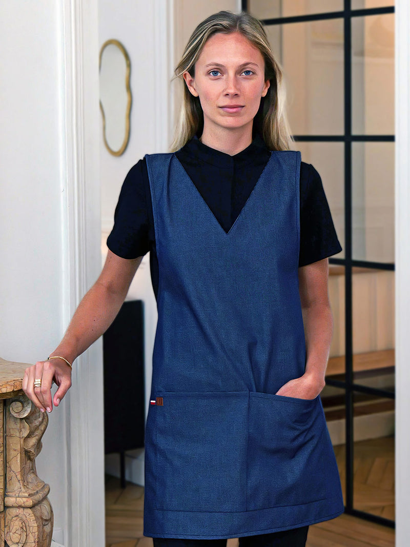 chasuble denim bleu Éléonore porté par Ophélie