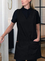 chasuble noir Éléonore porté par Ophélie