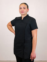 blouse noire Laurène portée par Alicia