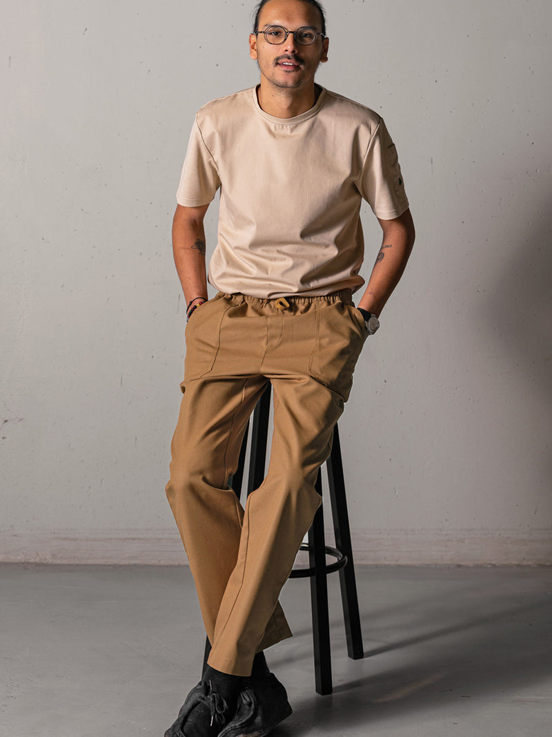 pantalon Maggy beige porté par Esteban