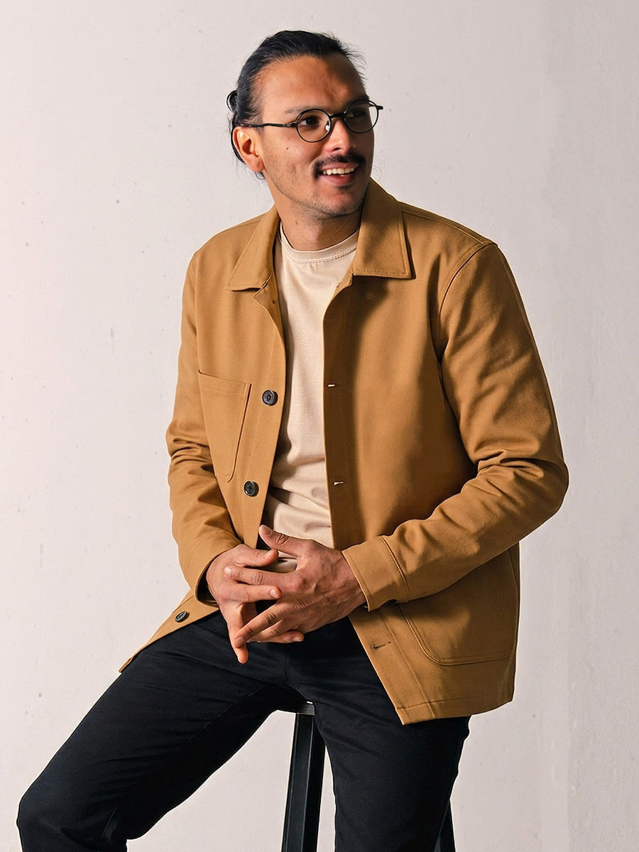veste Mahaut caramel portée par Esteban