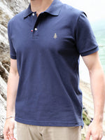 polo Marceau bleu marine près d'une falaise