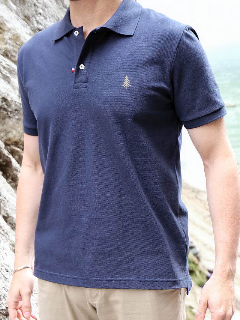 polo Marceau bleu marine près d'une falaise