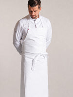 tablier Pavane 2.0 blanc porté par Martin