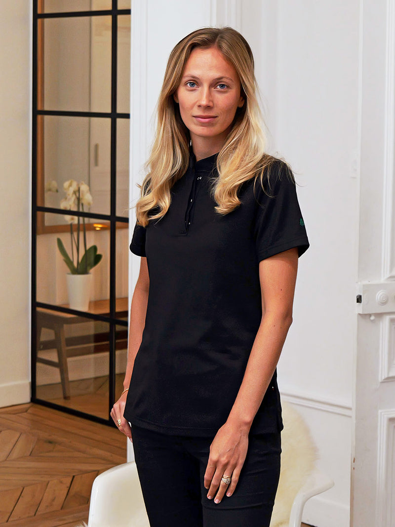 polo Simba femme noir portée par Ophélie