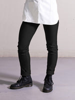 pantalon noir Stitch F porté par Marine