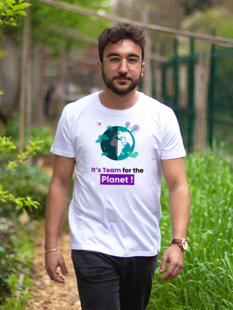 t-shirt blanc Team for the Planet porté